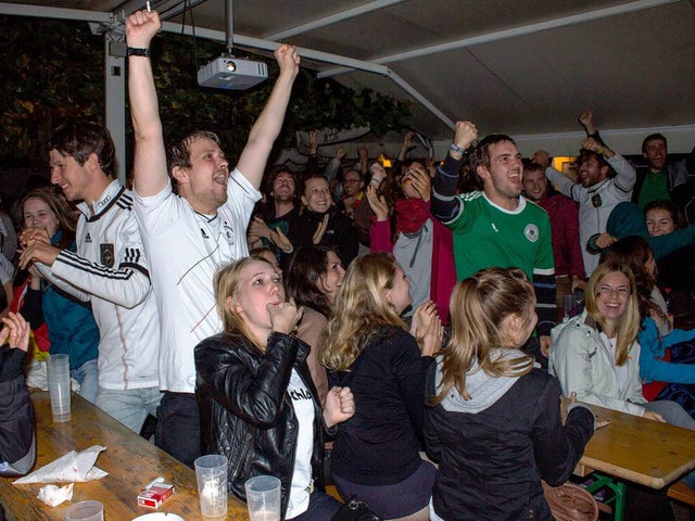 Vor Freude fallen schon mal Bierbnke um.  | Foto: Daniel Laufer