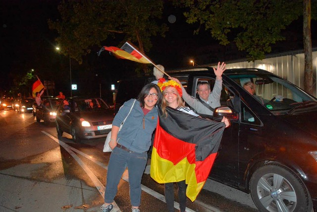 Fahnen und Jubel: Autokorso in Lrrach nach dem Halbfinalsieg gegen Brasilien.   | Foto: Barbara Ruda