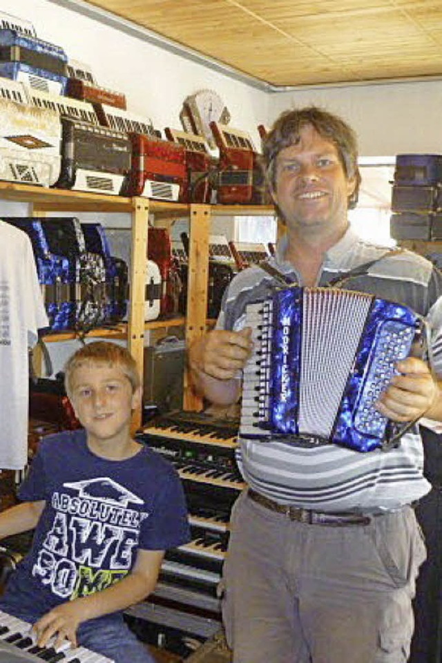 Andreas Hilf besuchte Instrumentenbauer Stefan Modricker aus Schopfheim.   | Foto: Privat