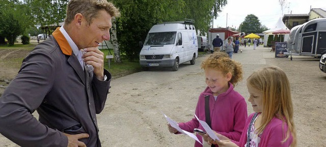 Auf den Zahn gefhlt: Antonina und Reb...ben Springreiter Timo Beck gelchert.   | Foto: privat