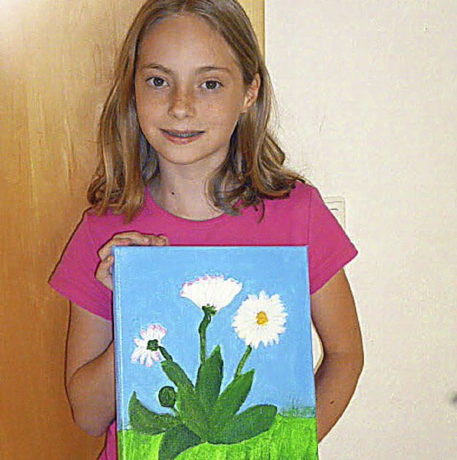 Anna Stratz mit ihrem selbstgemalten Bild.   | Foto: privat