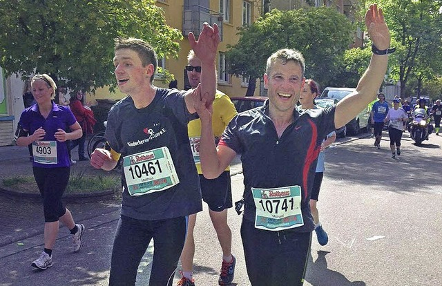 Matthias Maier (links) nimmt an vielen...erem auch am Freiburger Halbmarathon.   | Foto: privat