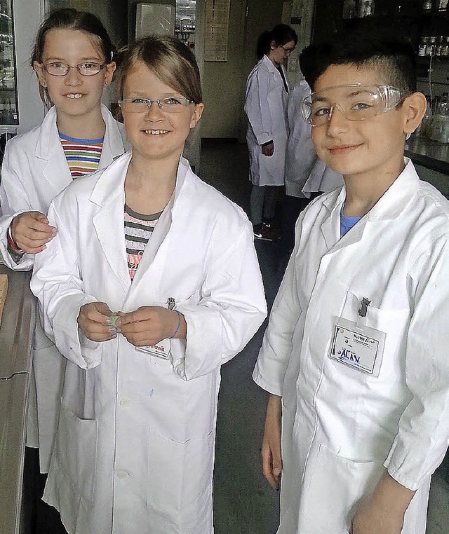 Anika, Antonia und Alan (von links) hatten viel  Spa beim Tfteln und Testen.   | Foto: Privat