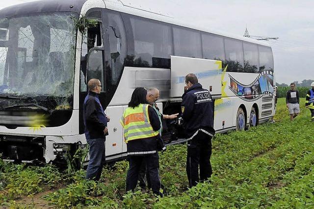 Bus kommt von Autobahn ab - Fahrer bremst nicht