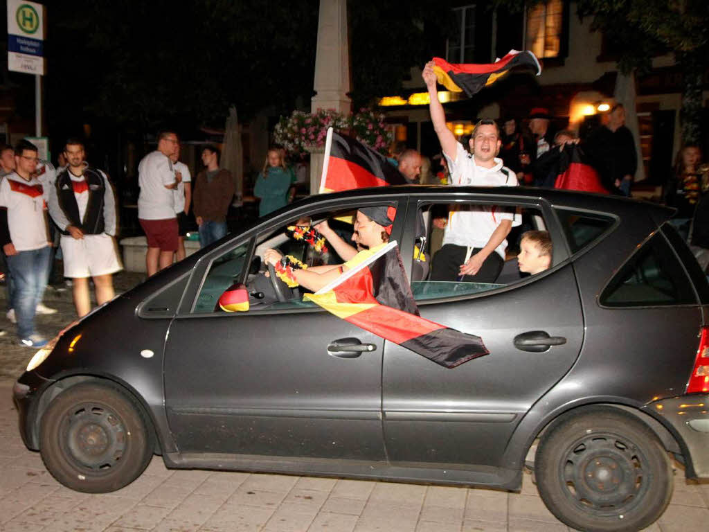 Bilder einer unvergesslichen Nacht: Fuballfans feiern in Schopfheim den Einzug der Deutschen Mannschaft ins WM-Finale.