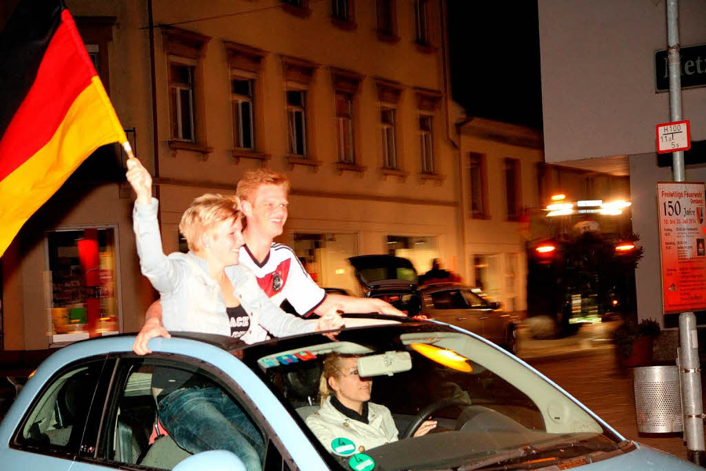 Bilder einer unvergesslichen Nacht: Fuballfans feiern in Schopfheim den Einzug der Deutschen Mannschaft ins WM-Finale.