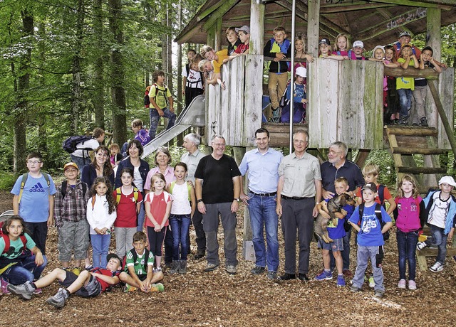 Die Schlerinnen und Schler stellten ...die Badische Zeitung zum Gruppenfoto.   | Foto: Seifried/Dieckmann