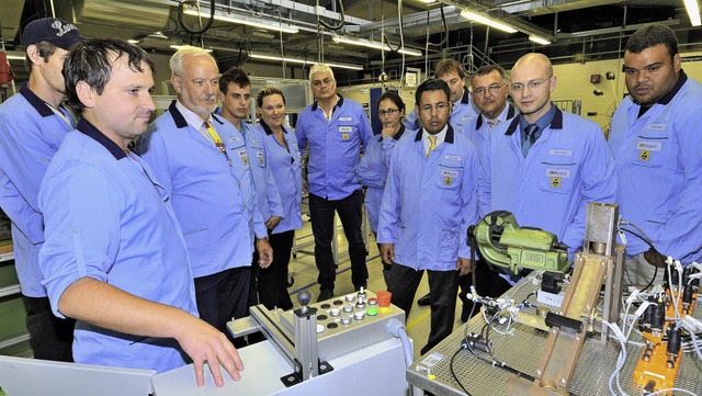 In Werkskleidung: Die Delegation aus V...illing (3. von links) bedankten sich.   | Foto: Siegfried Gollrad