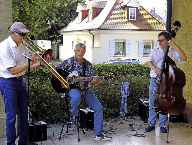 Hans Schweizer (Posaune, Mundharmonika...hielten die Besucher des Sommerfestes.  | Foto: Ernst Hubert Bilke