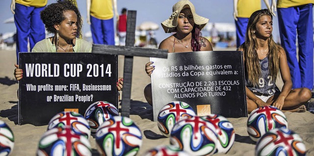 Proteste am Strand der Copa Cabana: Di...ehren sich gegen Korruption im  Land.   | Foto: DPA/Voss