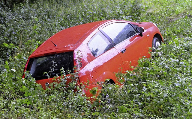Mit Totalschaden blieb dieses Auto ein...  Golfplatzes an der Bschung liegen.   | Foto: Markus Maier