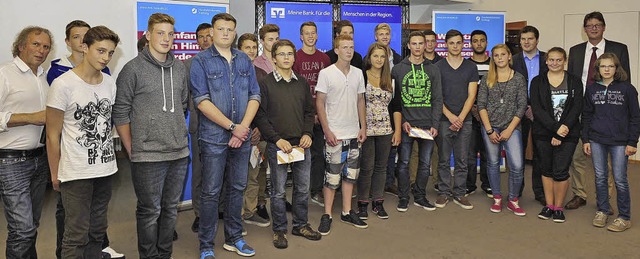 Die erfolgreichen Teilnehmerinnen und ...e Cup wurden in der Volksbank geehrt.   | Foto: Axel Fleig