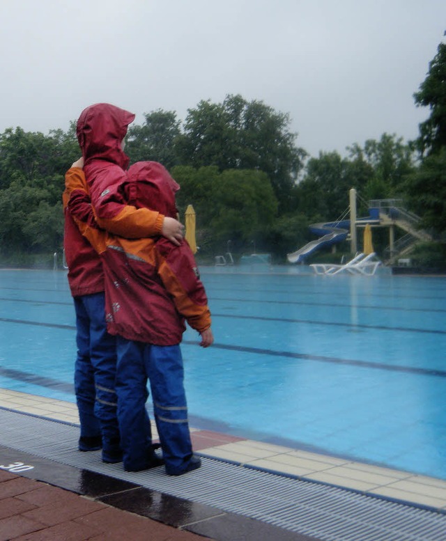 Nass von allen Seiten &#8211; das Freibad bei 16 Grad und Regen  | Foto: Anselm Buhoff