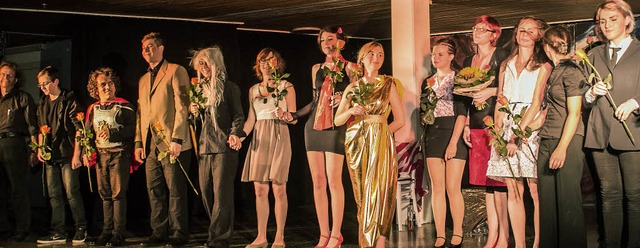 Blumen als Anerkennung: das Ensemble der Theater-AG nach der Premiere  | Foto: adrian hofmann