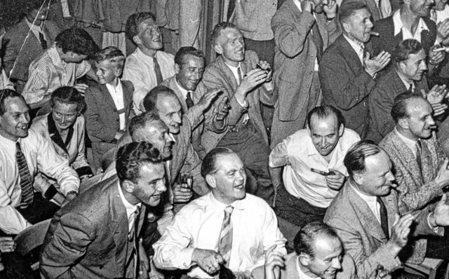 Public Viewing vor 60 Jahren: Die Fub...iel gegen Ungarn in einer Gaststtte.   | Foto: Privat