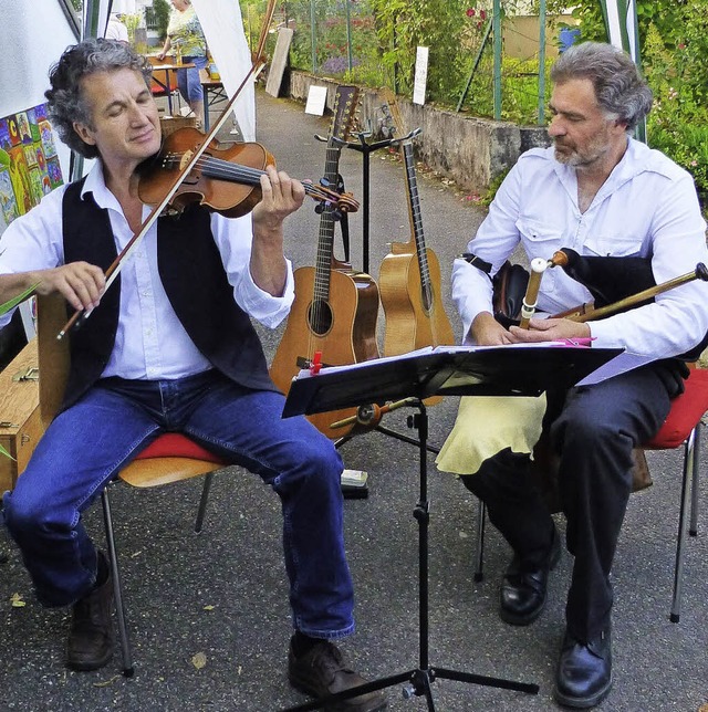 Quartiersfest: Arno Brkert und Mathias Schubert  spielten irische Musik.  | Foto: Vera Winter