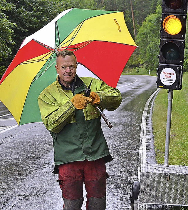 Ein Mann steht beim Walde: Thomas Burster   | Foto: Liane Schilling