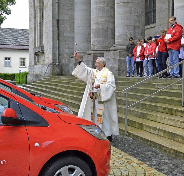 Die roten Autos sind lngst zum Marken...inger am Dienstag vor dem Dom geweiht.  | Foto: Sebastian Barthmes
