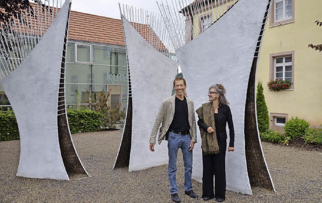 Pascal Suter und Christiane Bult vor &#8222;Arachne&#8220;.  | Foto: Alexandra Wehrle
