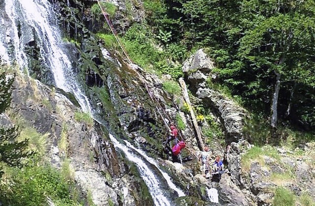 Nass und glitschig: Abseilbung am Wasserfall   | Foto: ulrike jger