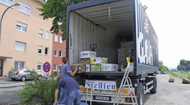 Einige Helfer beladen die Spenden gleich in den Lkw.   | Foto: Albert Greiner