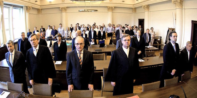 Die Angeklagten um Dirk Nonnenmacher (...am Mittwoch im Hamburger Gerichtssaal   | Foto: afp