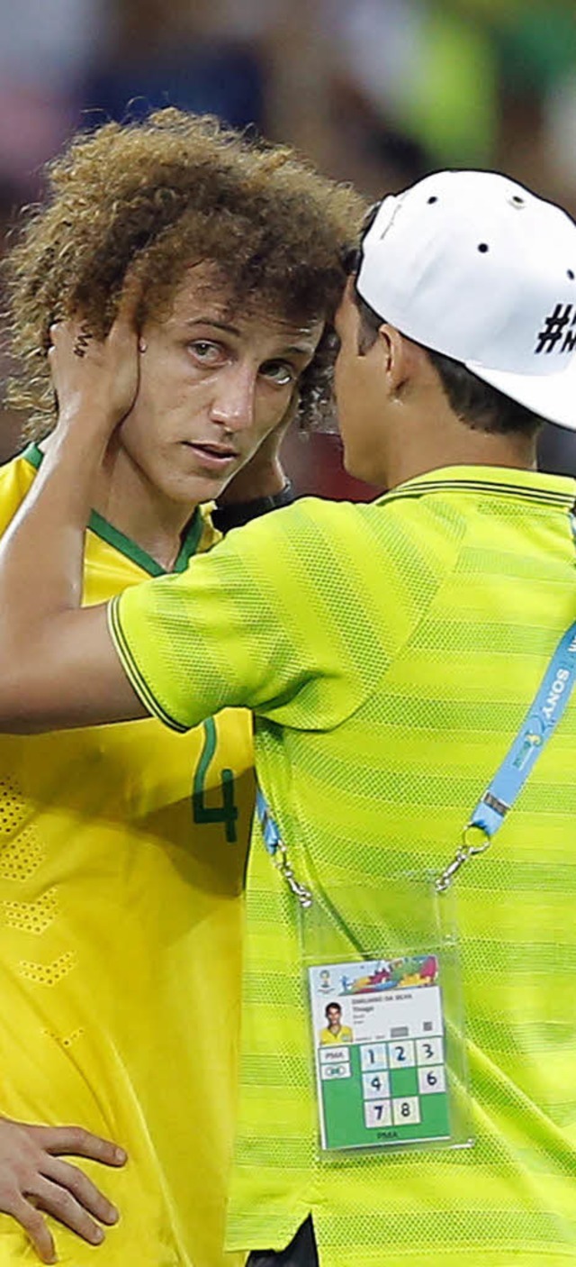 Der gesperrte Kapitn Thiago Silva (re...idiger-Kollege David Luiz zu trsten.   | Foto: dpa