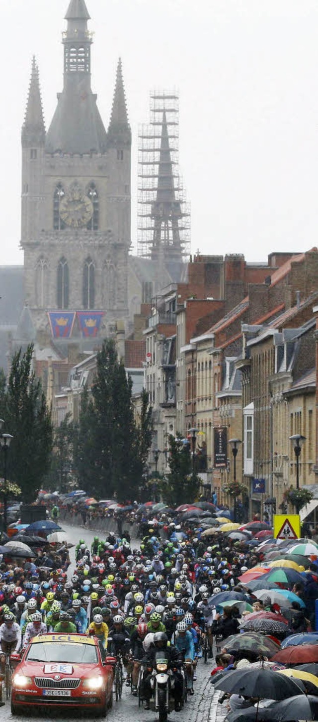 Regenfahrt auf Kopfsteinpflaster: Die Tour in Nordfrankreich   | Foto: dpa