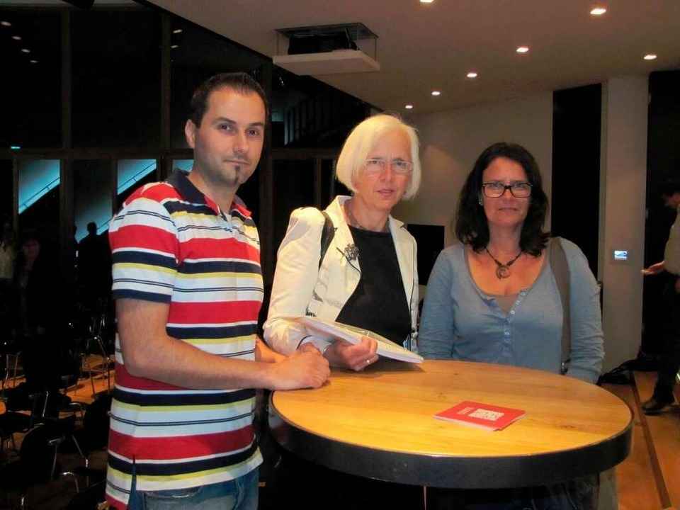 Branimir Kostic und Claudia Bachmann �...b�rgermeisterin Heute-Bluhm (Mitte).    | Foto: Sabine Ehrentreich