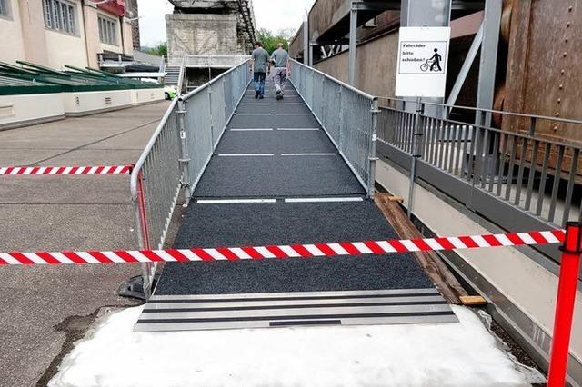 Provisorische Rampe hilft Radlern ber den Rhein