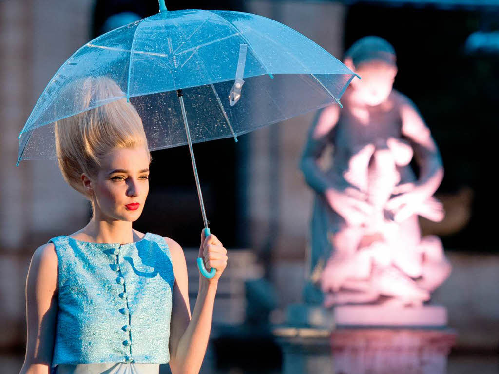 Ein Model prsentiert bei der Offsite-Show der Mercedes-Benz Fashion Week am Mrchenbrunnen in Berlin Mode von Aquarius.