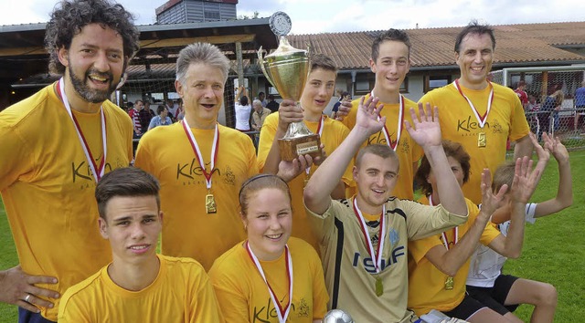 So sehen Sieger aus: die bunte Mannsch...ghofer- und Wrthstrae mit dem Pokal   | Foto: Anne Freyer