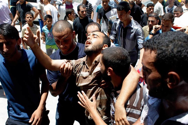 Die Bewohner von Gaza trauern um mehr als 80 Tote.  | Foto: AFP