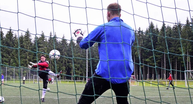 Der Manuel Neuer des TuS Bonndorf: Tor...aldstadions wetterfest und fangsicher.  | Foto: bachmann