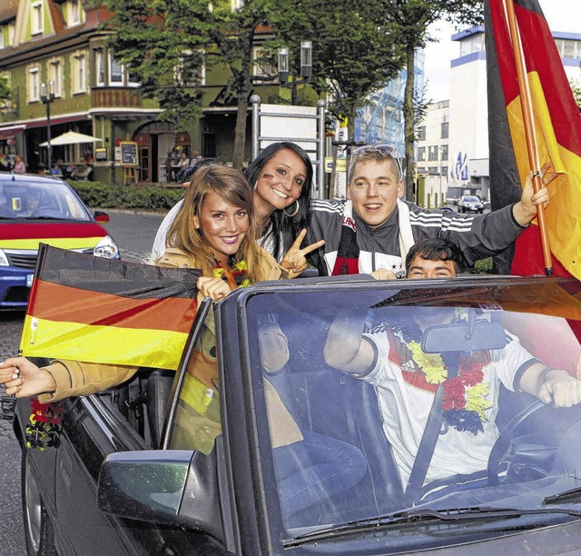 Jubeln beim Auto-Korso: So lange sich ...auch eine Runde mehr drehen als sonst.  | Foto: BZ