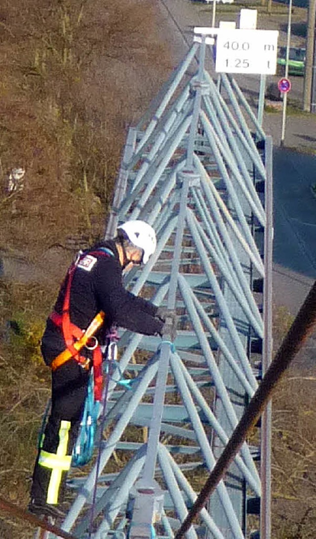 Rettungseinstze in groer Hhe gehren zu den Aufgaben der Spezialgruppe.   | Foto: Feuerwehr