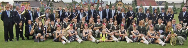Gruppenfoto in Schlesien mit dem Major...tlere Reihe) und der Zeller Stadtmusik  | Foto: Privat