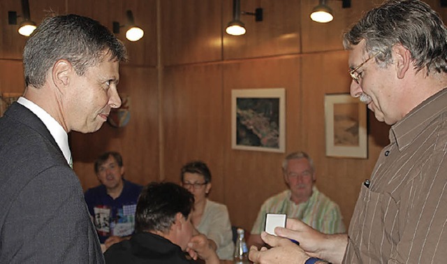 Karlheinz Markstahler (rechts) wurde v... Nitz fr 20 Jahre Ratsarbeit  geehrt.  | Foto: Edgar Steinfelder