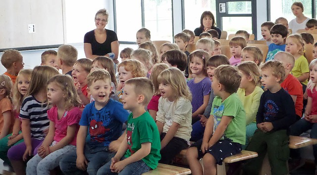 Mit Spannung und Vergngen verfolgen d...nder das Treiben auf der Puppenbhne.   | Foto: privat