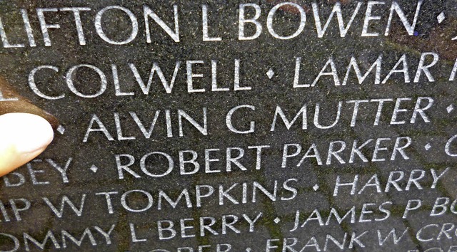 Ein Denkmal in Washington erinnert an ...ten, der im Vietnamkrieg gefallen ist.  | Foto: Thomas Mutter