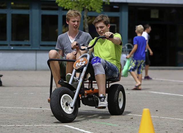 Eines der Angebote beim Schulfest der 8b   | Foto: Christoph Breithaupt