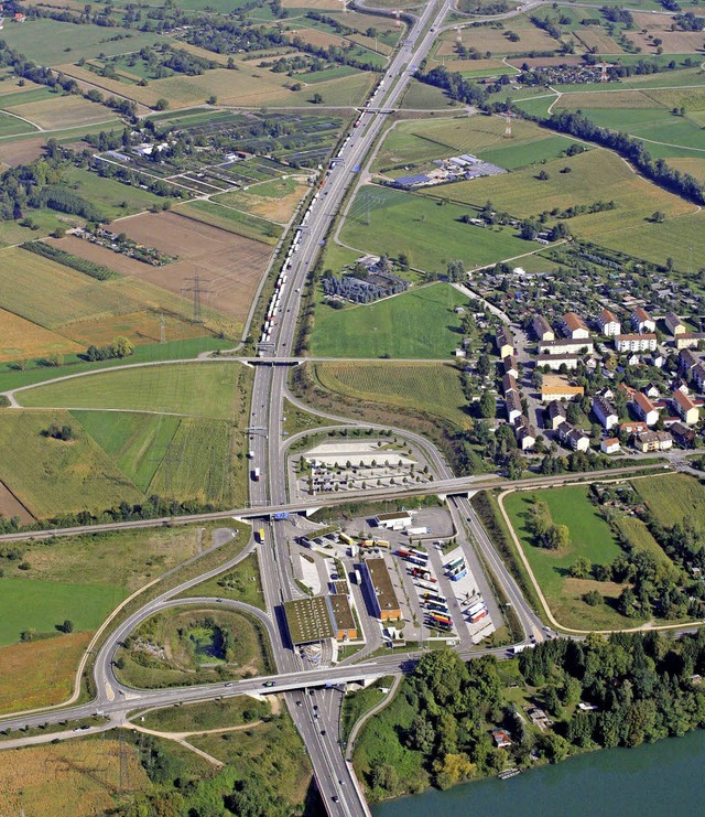 Der Autobahngrenzbergang Rheinfelden ...rnationalen Transitverkehr ausgelegt.   | Foto: Erich Meyer