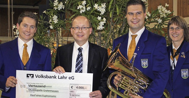 Mit Scheck und Euphonum (Von links):  ...), Markus Burger und Gabriele Hertweck  | Foto: Adelbert Mutz