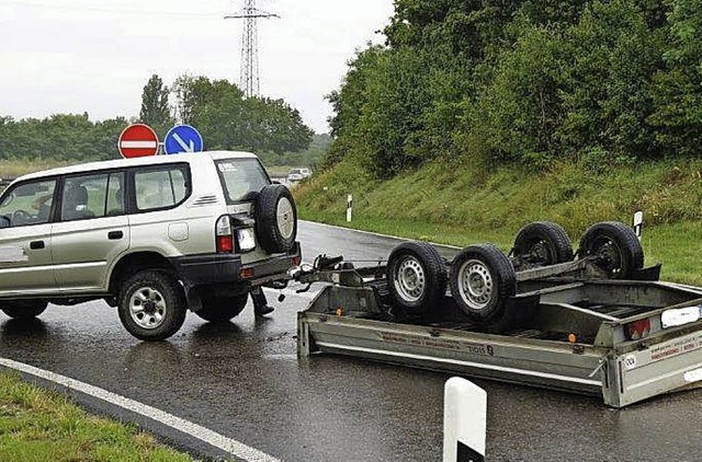 Der Anhnger kam ins Schleudern und drehte  das Auto.   | Foto: polizei