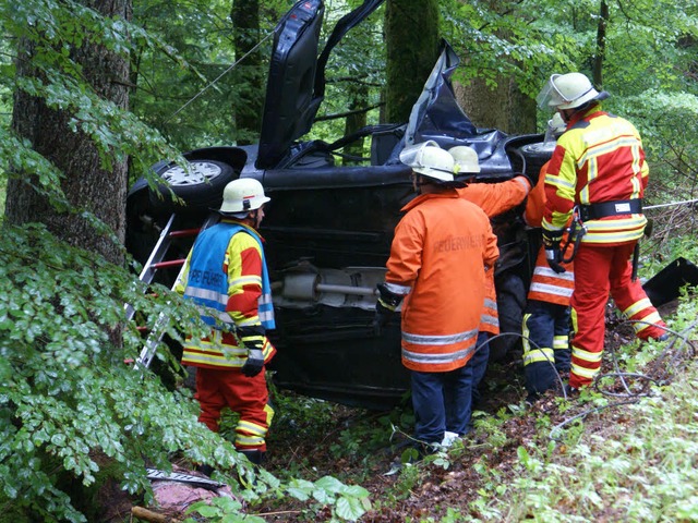 Rettungskrfte bei dem verunglckten Renault  | Foto: Werner Probst