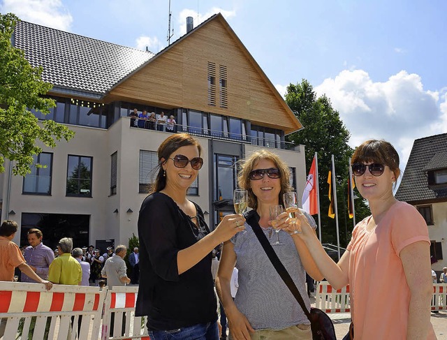 Mit Sekt wird aufs neue Rat- und Vereinshaus in Heuweiler angestoen.  | Foto: Max Schuler