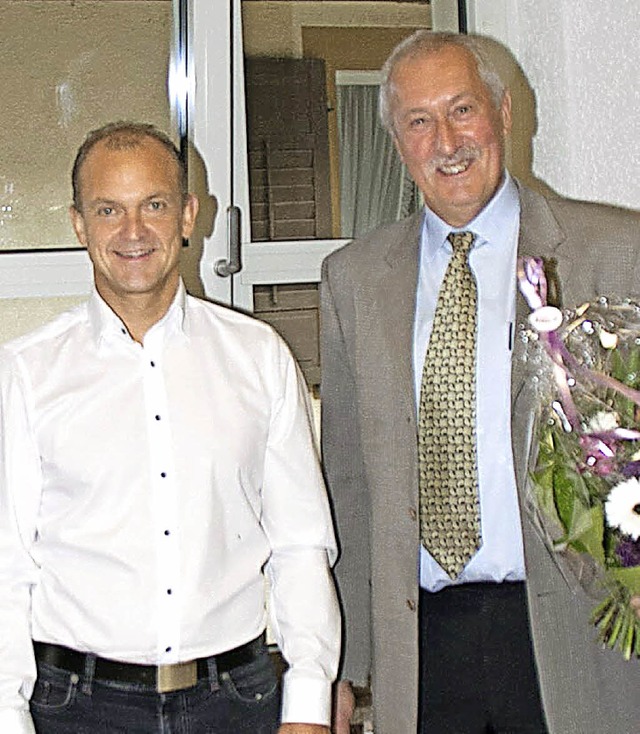 Ortschaftsrat Thomas Gantert (links) l...tehers Klaus Preiser Revue passieren.   | Foto: wd