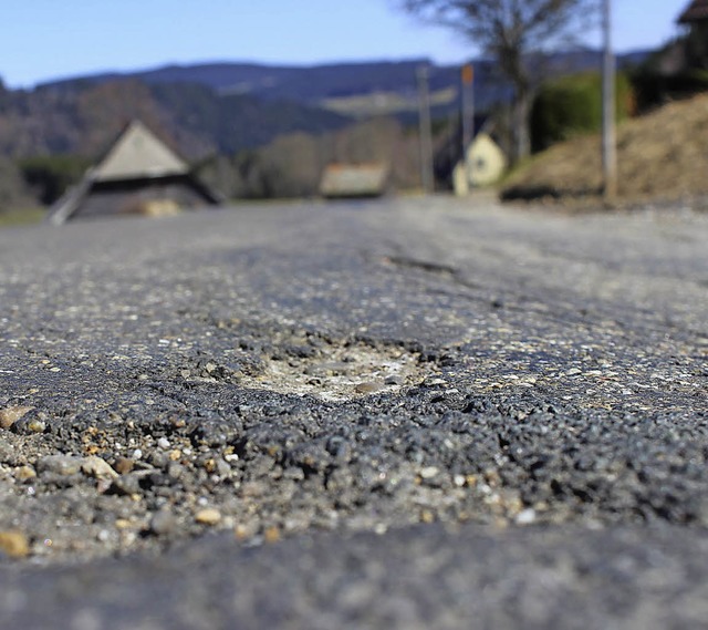 Lcher in der Fahrbahndecke der Alpers... Euro aus dem Ausgleichstock erhalten.  | Foto: Archiv-foto: Joachim Frommherz