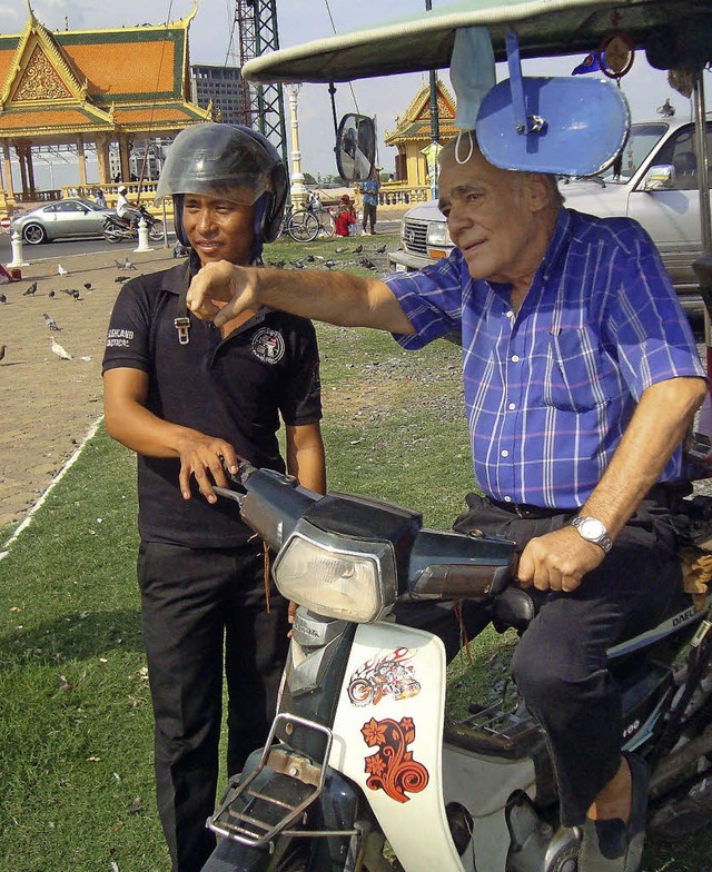 Peter  Dahlke auf einem &#8222;Tuk-tuk&#8220;, neben ihm der Fahrer.   | Foto: Fotos: B. Kubisch