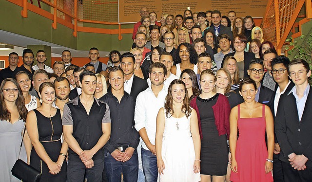 Lauter zufriedene Schler mit Fachhoch... Rudolf-Eberle-Schule in Bad Sckingen  | Foto: Gerd Leutenecker